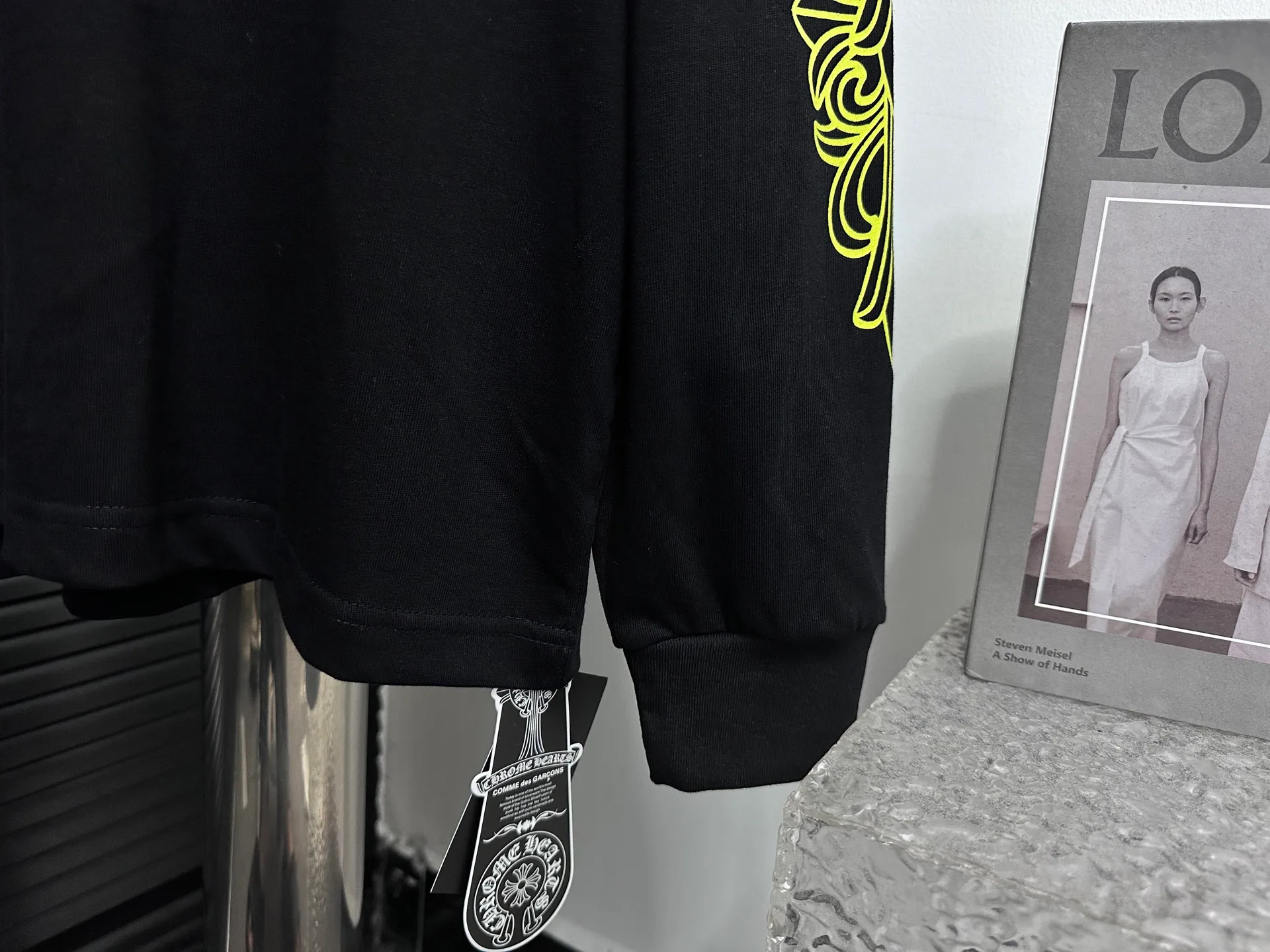 🅿️230 [Come Hearts] Crow Heart Graffiti Letters Limited Sanskrit Printed Long Sleeves, High Weight Threads on Collar and Cuffs, Custom Weaved and Dyed 280g Double Yarn Pure Cotton Fabric, Washed Anti-Counterfeiting Tags and other auxiliary labels are all correct versions, super conspicuous, super pretty, super stylish, same style for men and women! The overall upper body highlights fashion and individuality, and when worn together by a couple, it is a recommended T-shirt by the Street Ace!! Same style for men and women Size: XS-L